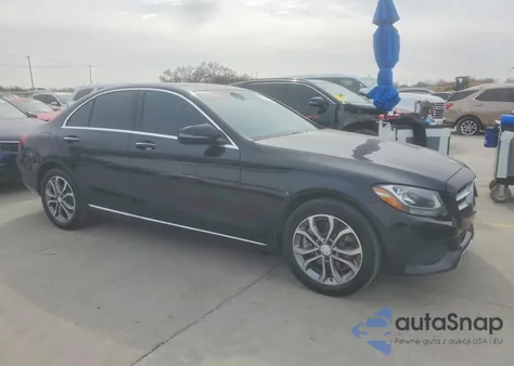 2016 Mercedes-Benz C 300 4Matic z USA, uszkodzony, nr VIN 55SWF4KB5GU108252